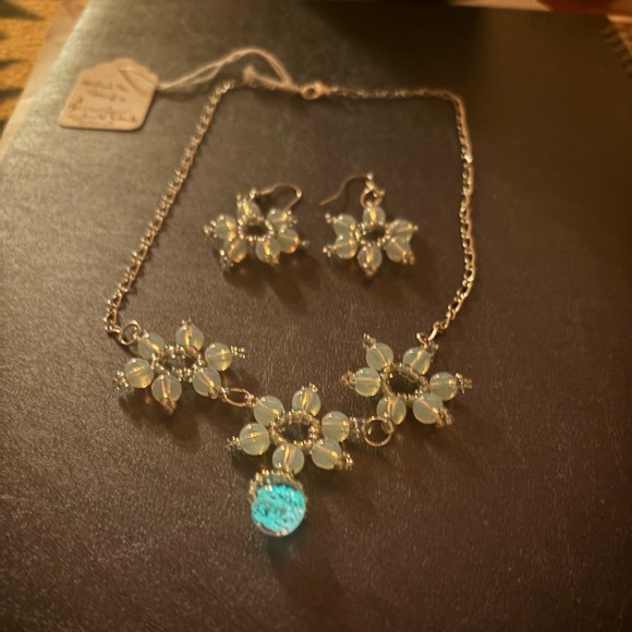 Handmade beaded necklace 18 inches and earrings set - Picture 3 of 5